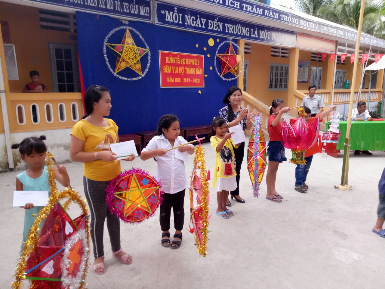 Cô Lê Thị Kim Phoa PHT nhà trường phát phần thưởng cho các em đạt giải trong Hội thi " Lồng đèn đẹp" cấp trường