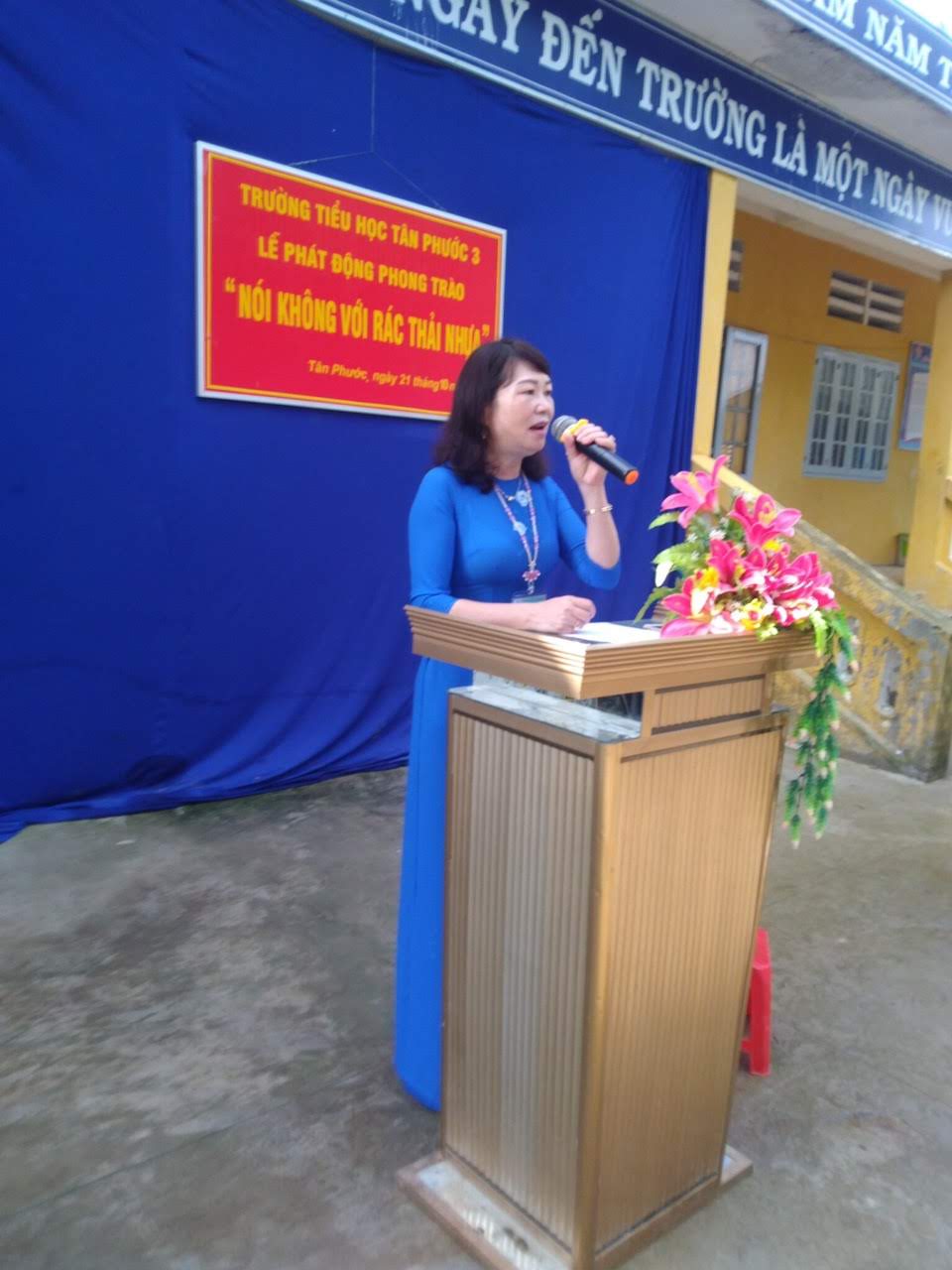 Cô Bùi Thị Thao Bí thư chi bộ - Hiệu trưởng nhà trường phát biểu phát động phong trào " Nói không với rác thải nhựa"