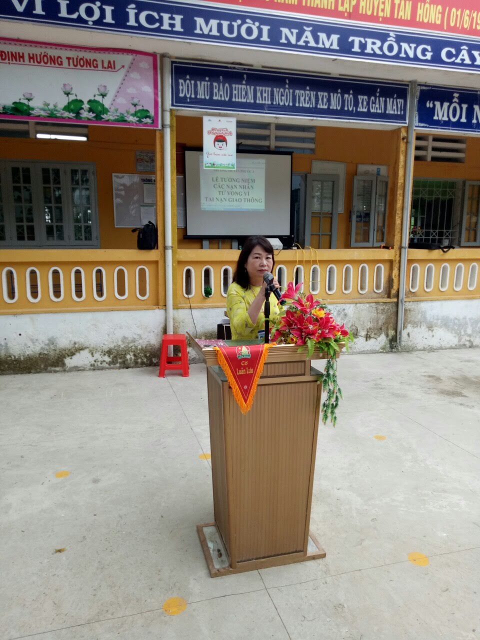 Cô Bùi Thị Thao Hiệu trưởng phát biểu trong buổi Lễ tưởng niệm
