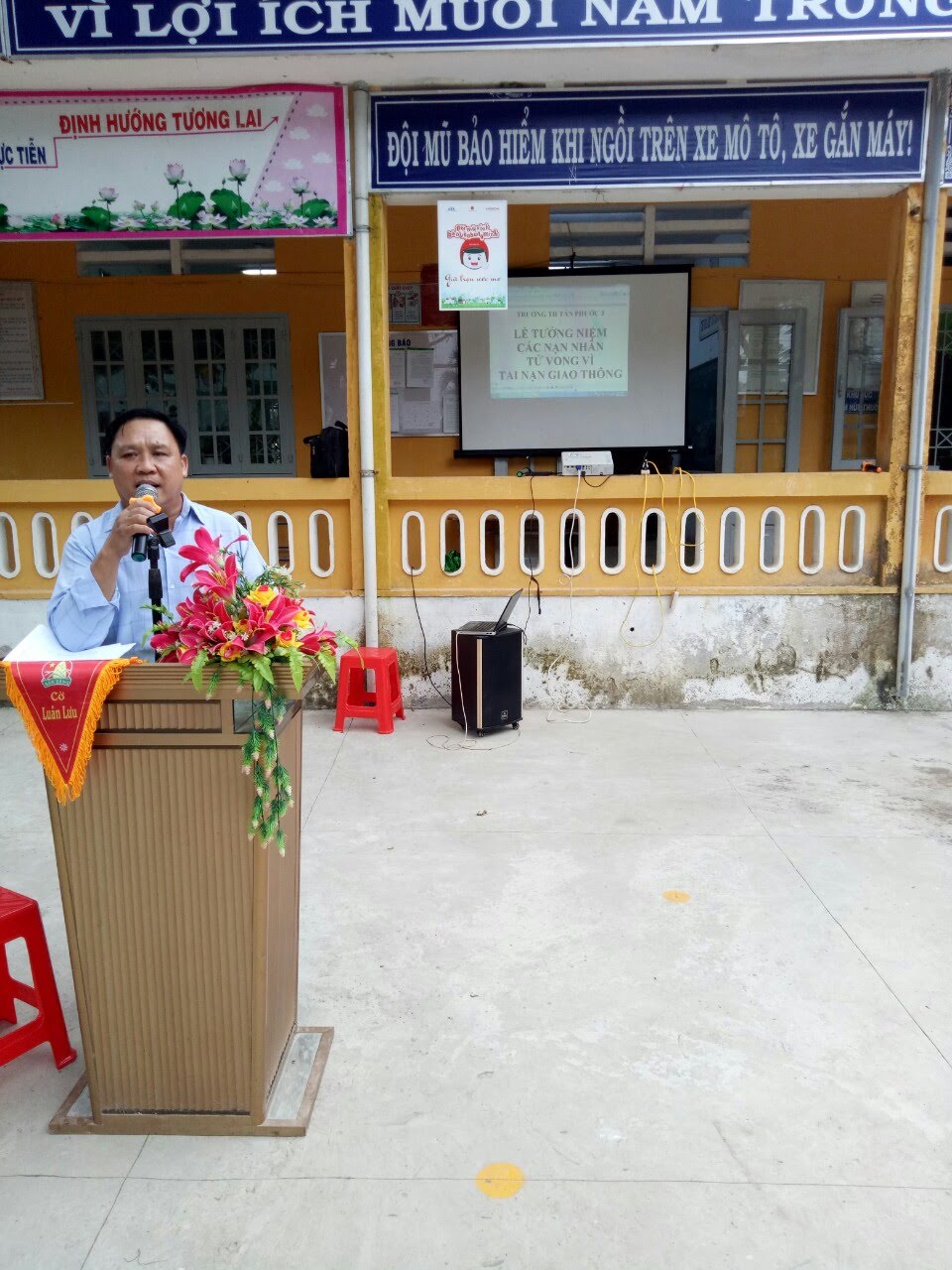 Thầy Phạm Văn Tráng TPT Đội tuyên truyền ATGT đến các em học sinh