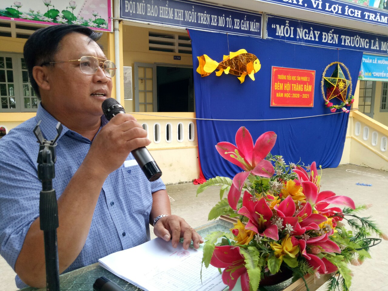 Thầy Phạm Văn Tráng hướng dẫn các em tham gia trò chơi trả lời câu hỏi nhanh trong buổi tổ chức