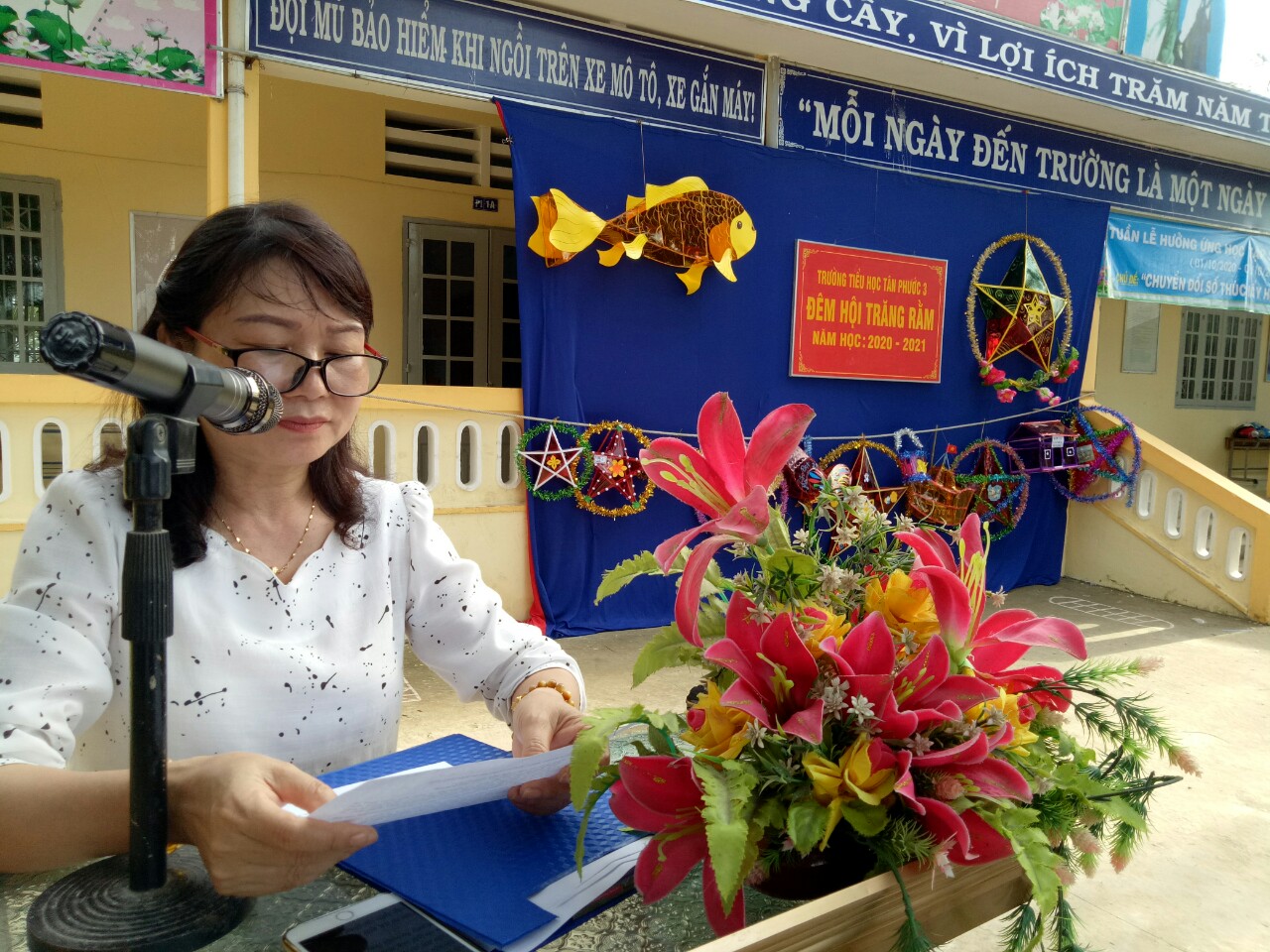 Cô Bùi Thị Thao BT-HT nhà trường lên ôn lại sự tích " Đêm hội trăng rằm"