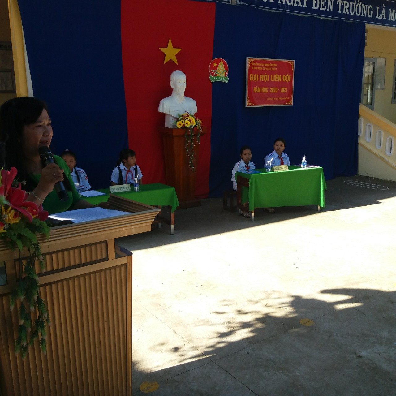 Cô Lê Thị Kim Phoa PHT lên phát biểu và dặn dò các em được bầu vào Ban chỉ huy liên đội năm học 2020 - 2021